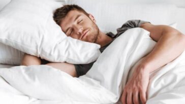 Aquí te explicamos la razón por la que brincamos al dormir