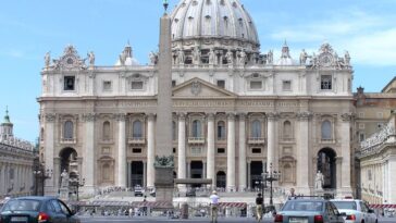 Renuncia obispo al Vaticano tras orgía en su parroquia