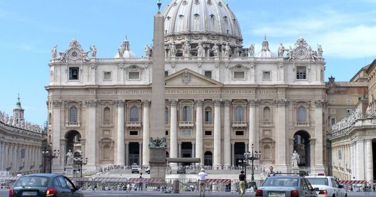 Renuncia obispo al Vaticano tras orgía en su parroquia