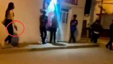 (VIDEO): Tesorera de Juanacatlán es captada con arma y dispara al aire para ahuyentar riña