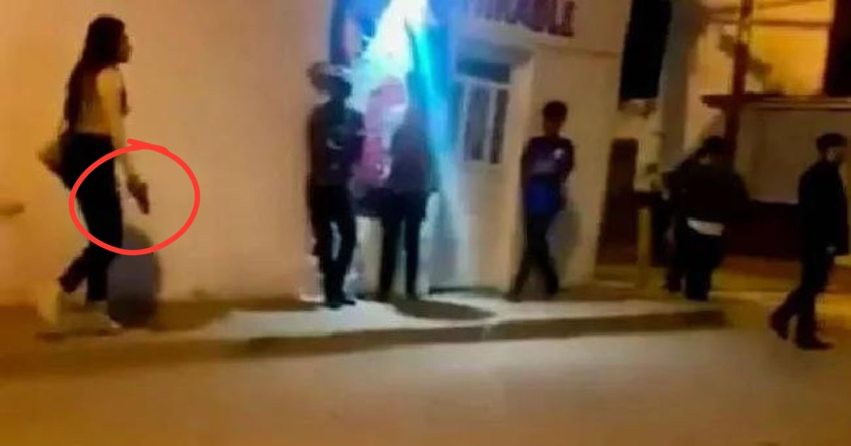 (VIDEO): Tesorera de Juanacatlán es captada con arma y dispara al aire para ahuyentar riña