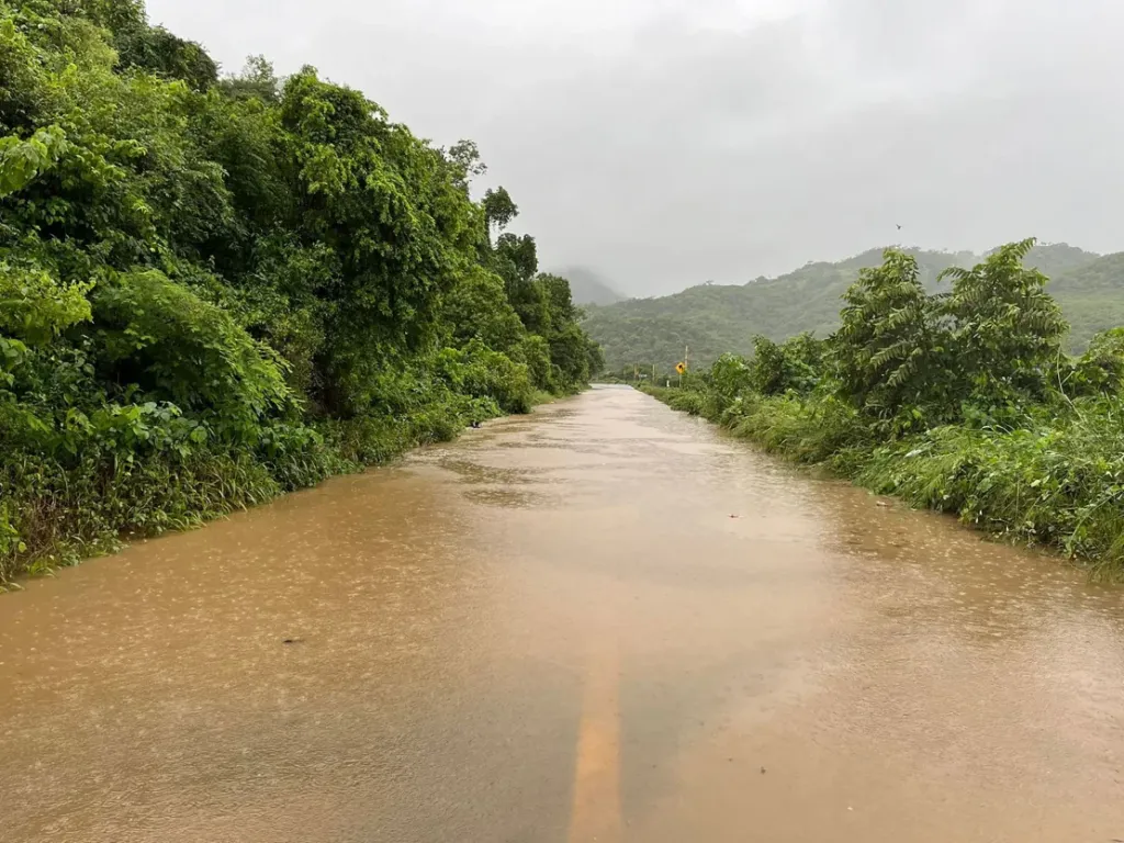 ¿Se puede viajar a Acapulco por carretera?