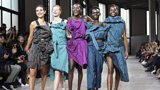 ¡Ni en Paris se salvaron! Alertan a modelos por CHINCHES en la Semana de la Moda