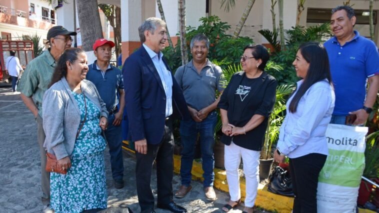Alcalde de Cuernavaca entrega apoyos al sector primario