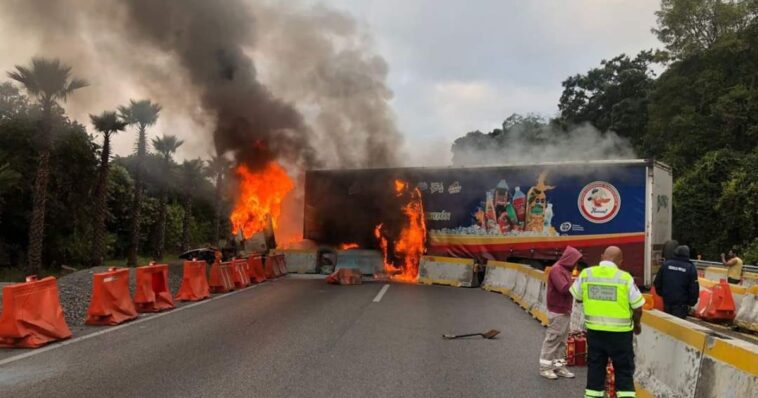 caos en autpopistas de México