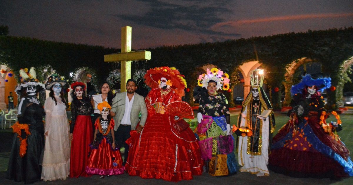  Catrinas y leyendas invadieron el panteón Jardines de La Paz en Cuernavaca. Noticias en tiempo real