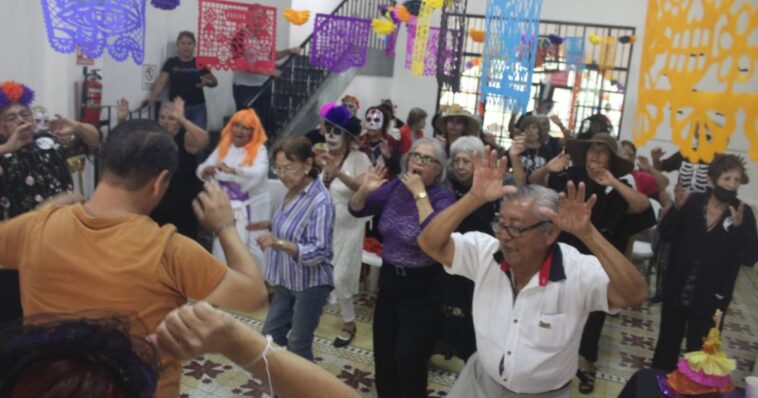 Celebran Día de Muertos en la Casa del Adulto Mayor