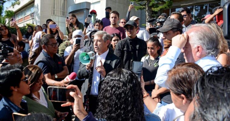 Uriòstegui firma acuerdo con alumnos de la UAEM