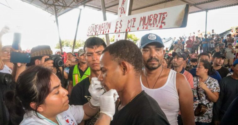Migrantes se cosen la boca en Chiapas