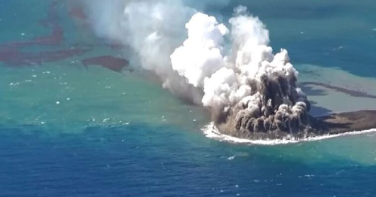 Surge nueva isla en Japón