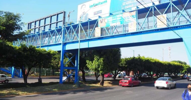 puente peatonal en paseo Cuauhnáhuac