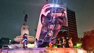 (VIDEO): Camioneta queda arriba de la fuente de la Diana Cazadora en Reforma