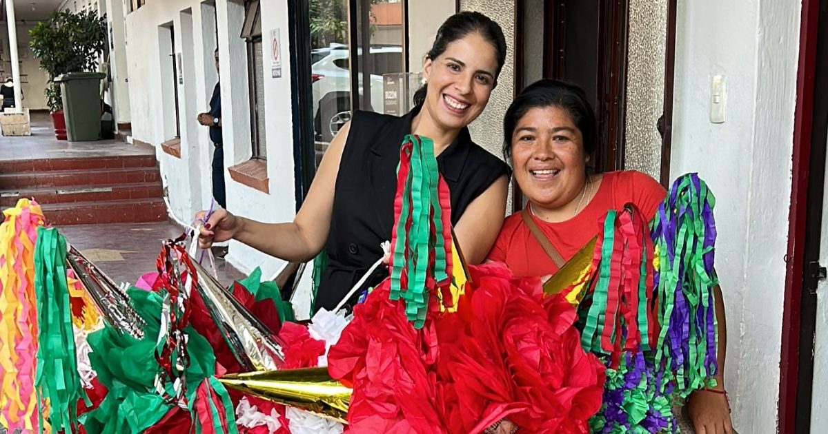 Entregan 300 piñatas en el programa Jefas de Familia