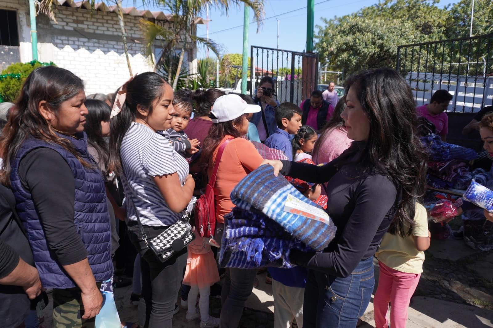 Encabeza Luz María Zagal campaña “Abrigando con amor a Cuernavaca”
