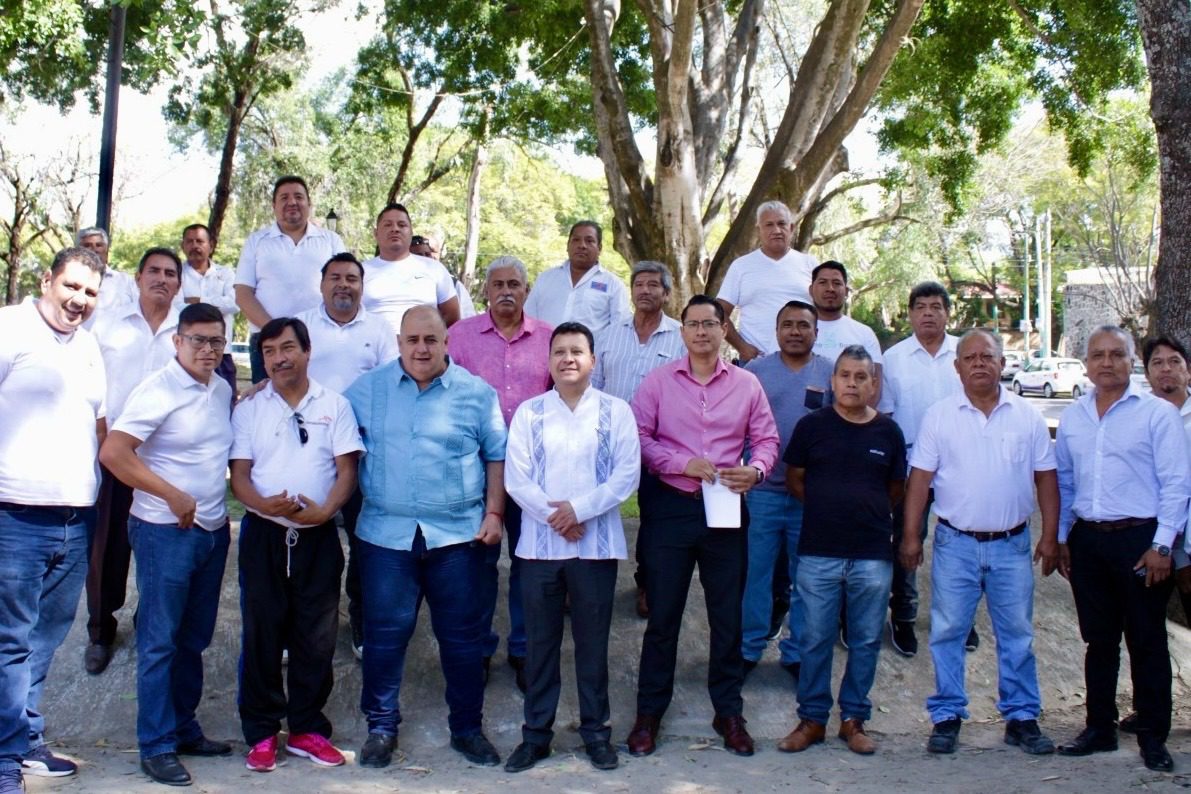 Entregan gafetes a conductores de transporte público en Morelos
