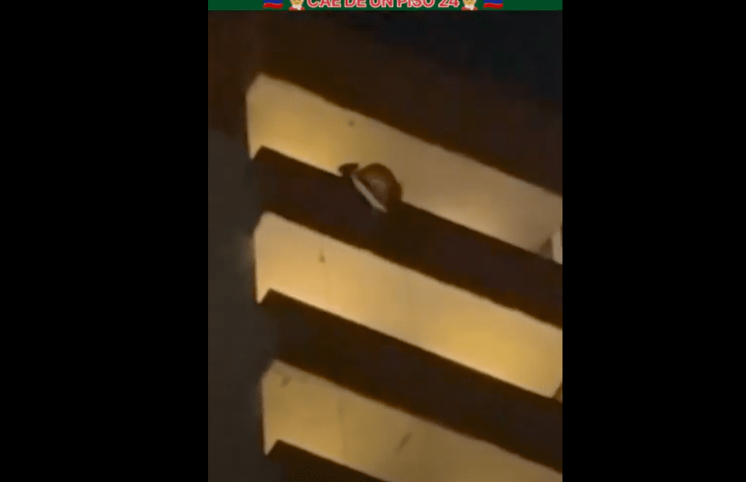 (IMÁGENES FUERTES) Hombre disfrazado de Santa Claus cae de un edificio