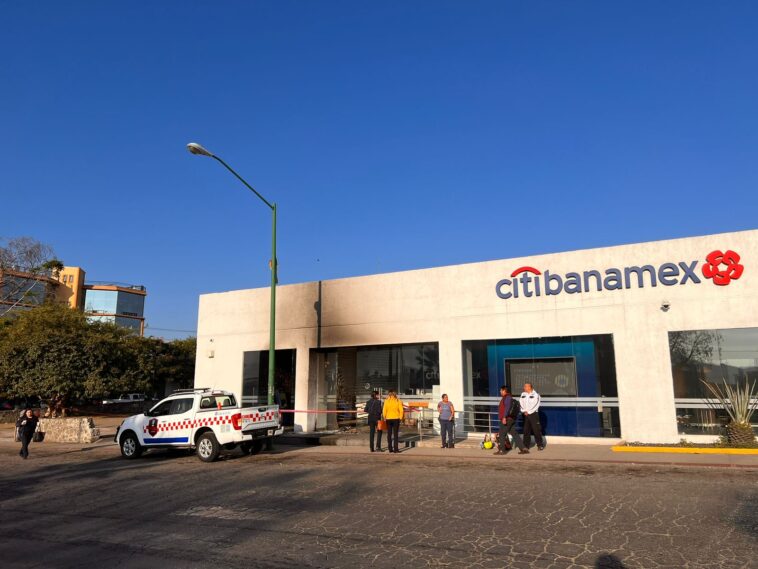 Se incendia banco en Civac Jiutepec