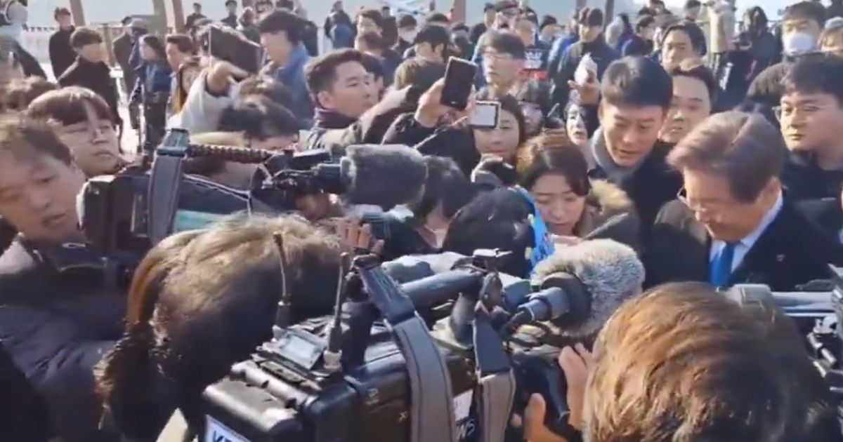 (VIDEO): Apuñalan a líder del principal partido de la oposición en Corea del Sur
