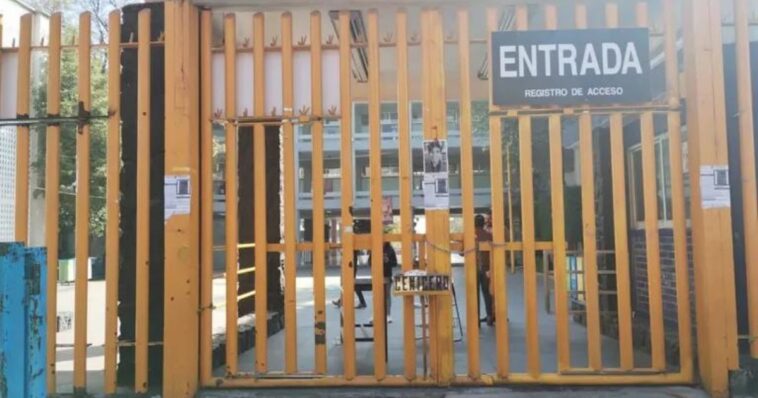 Encapuchados toman preparatoria ocho de la UNAM