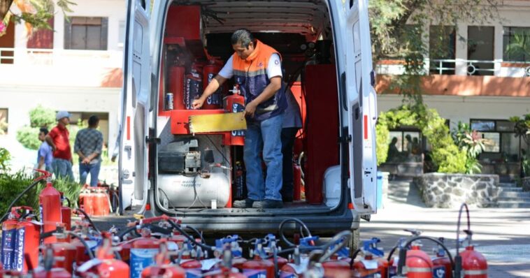 Llevan a cabo la recarga y mantenimiento de extintores