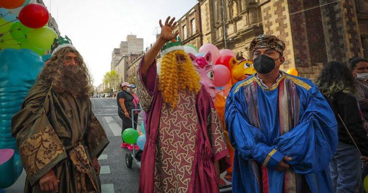 Rosca, Piñatas y libros gratis en el Zócalo de la Ciudad de México