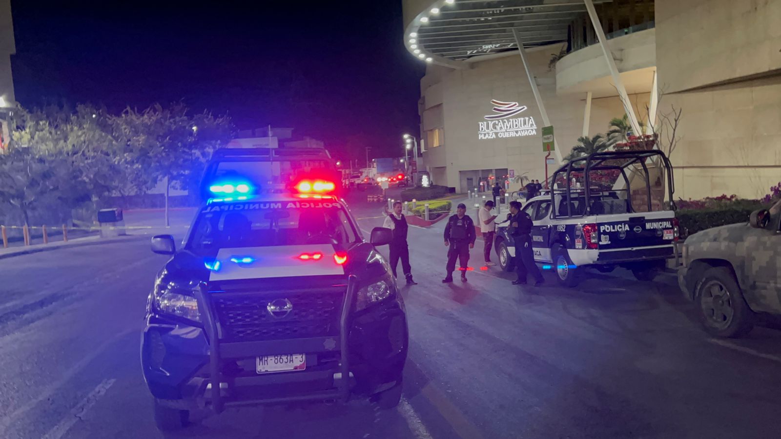 Menor de edad se avienta de terraza en Plaza Bugambilia