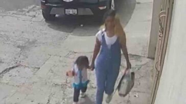 mujer abandona a bebé