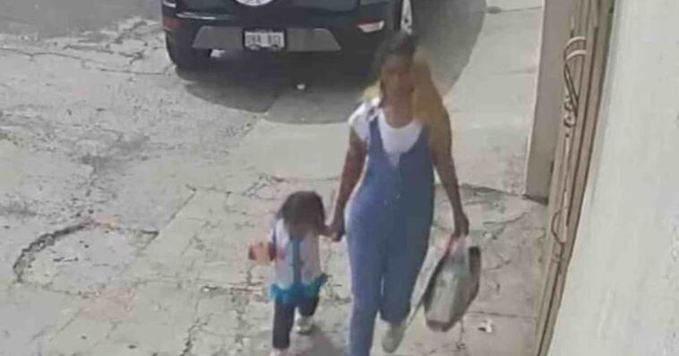 mujer abandona a bebé