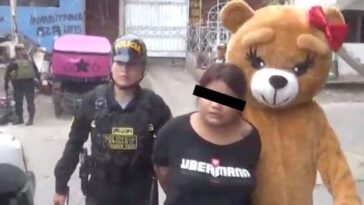 (VIDEO): Policía se disfraza de oso de San Valentín para detener a delincuente