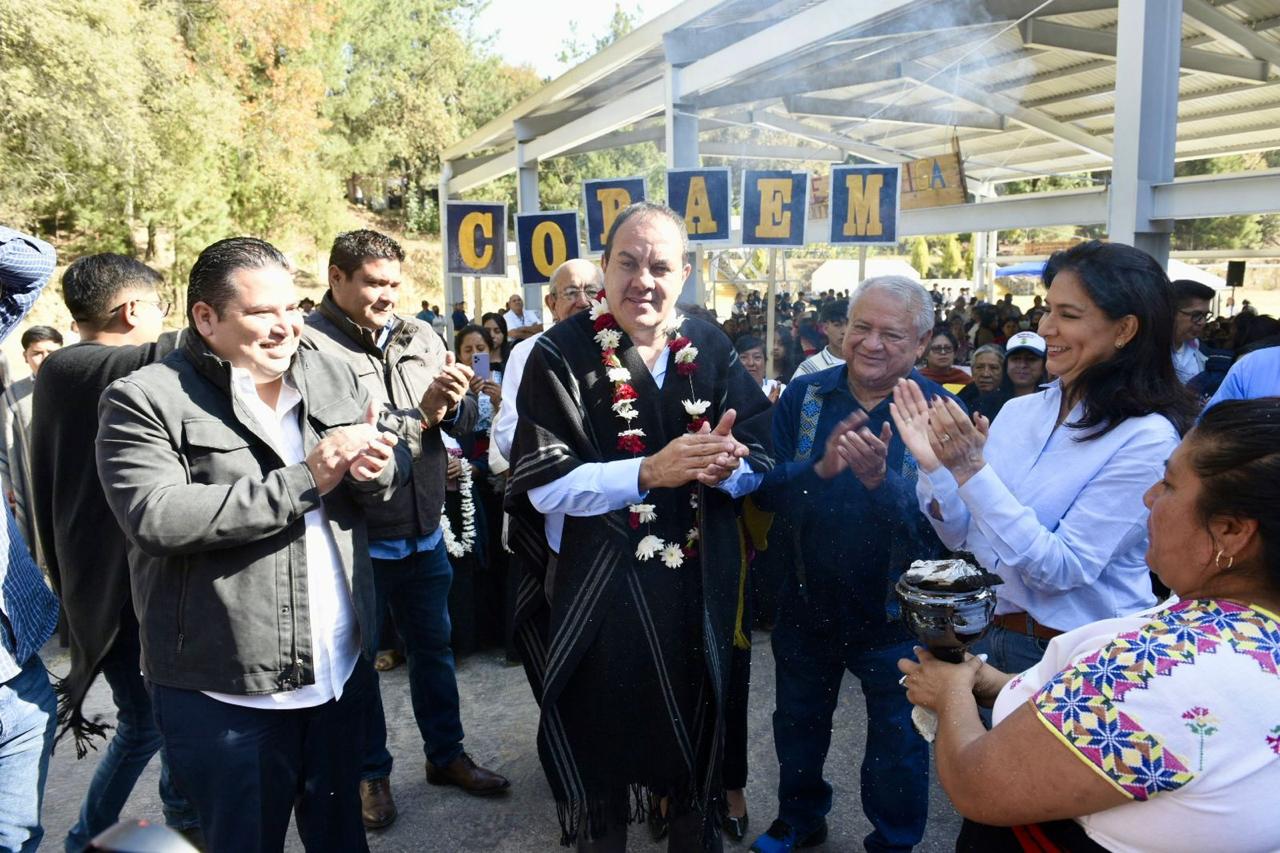 Entrega Cuauhtémoc Blanco ollas de captación de agua pluvial en Hueyapan