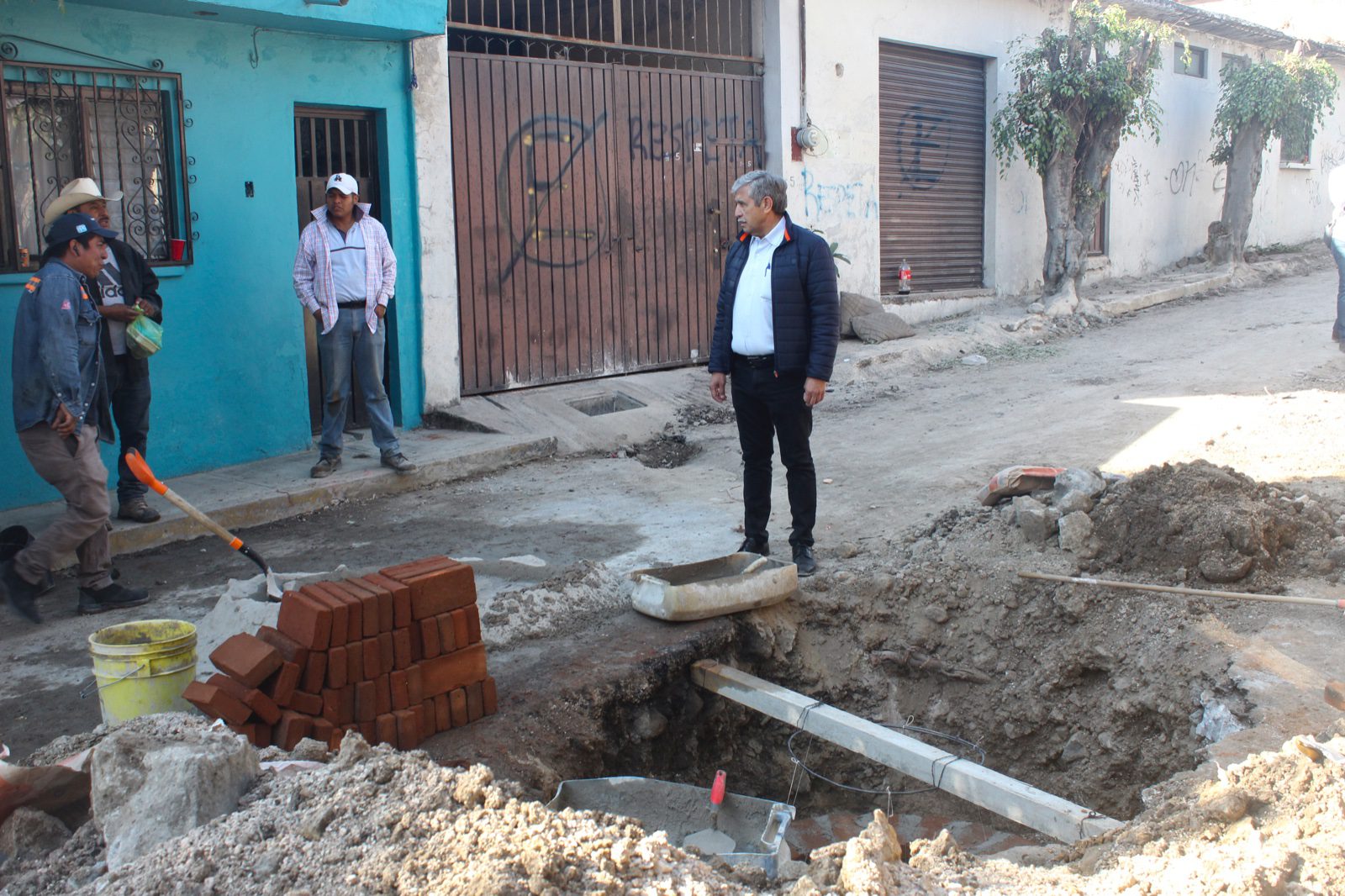 Supervisa José Luis Urióstegui avances de obra de drenaje sanitario en Lotes Alegría