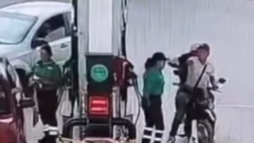 Despachadora vacía gasolina a dos asaltantes en Edomex