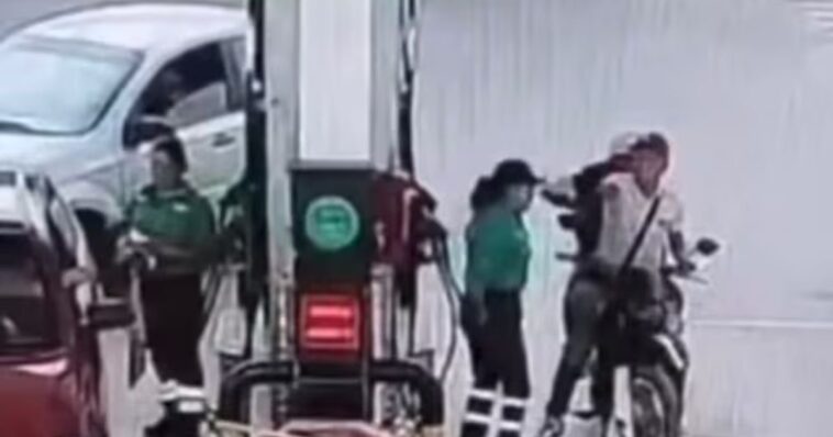 Despachadora vacía gasolina a dos asaltantes en Edomex