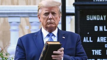 Donald Trump vende biblias para costear sus gastos legales