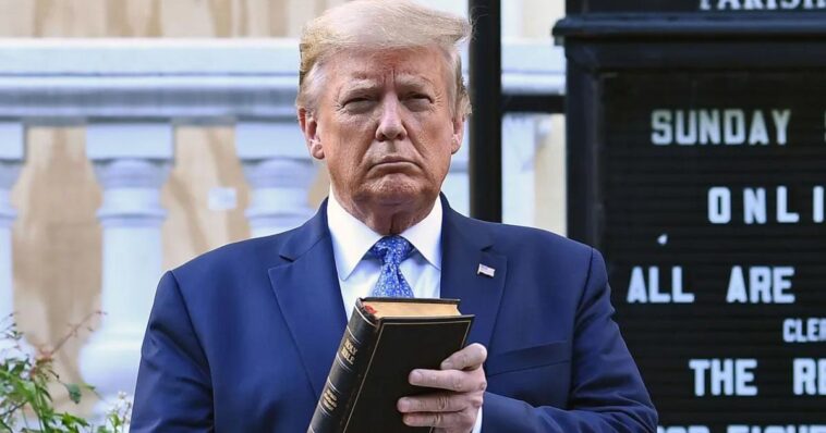 Donald Trump vende biblias para costear sus gastos legales