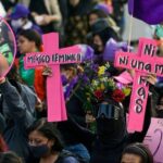 Hombre es detenido por golpear a feministas durante marcha