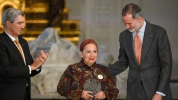 Rey de España condecora a madres buscadoras de México