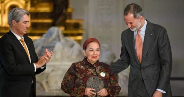 Rey de España condecora a madres buscadoras de México