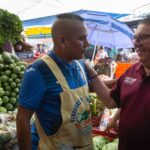Víctor Mercado y comerciantes comparten ideas para la mejora del mercado ALM