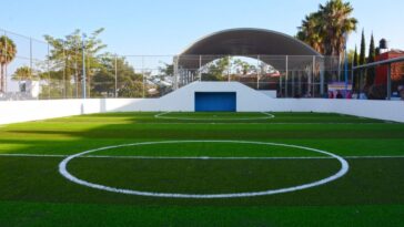 Entregan cancha de futbol en Parque Denver