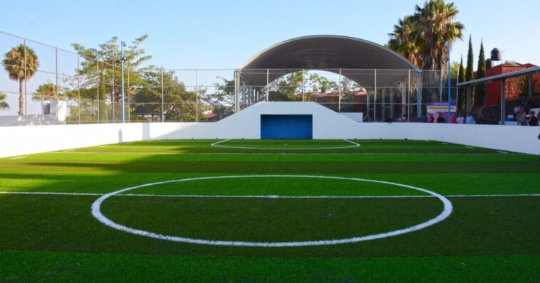 Entregan cancha de futbol en Parque Denver