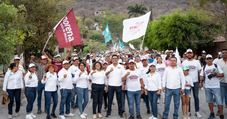 Gabriel Moreno Bruno recorre colonia Alejandra en Tlaltizapán