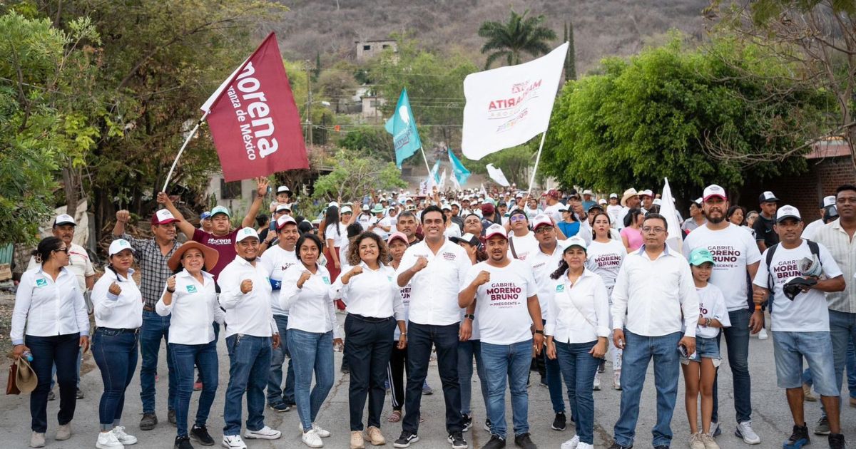 Gabriel Moreno Bruno recorre colonia Alejandra en Tlaltizapán