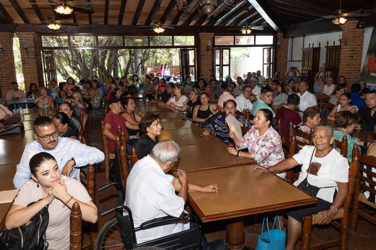 Arropa Sindicato de Trabajadores y Empleados al Servicio del Ayuntamiento de Cuernavaca al candidato José Luis Urióstegui