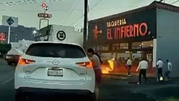 Tragafuegos agrede con fuego a mariachis