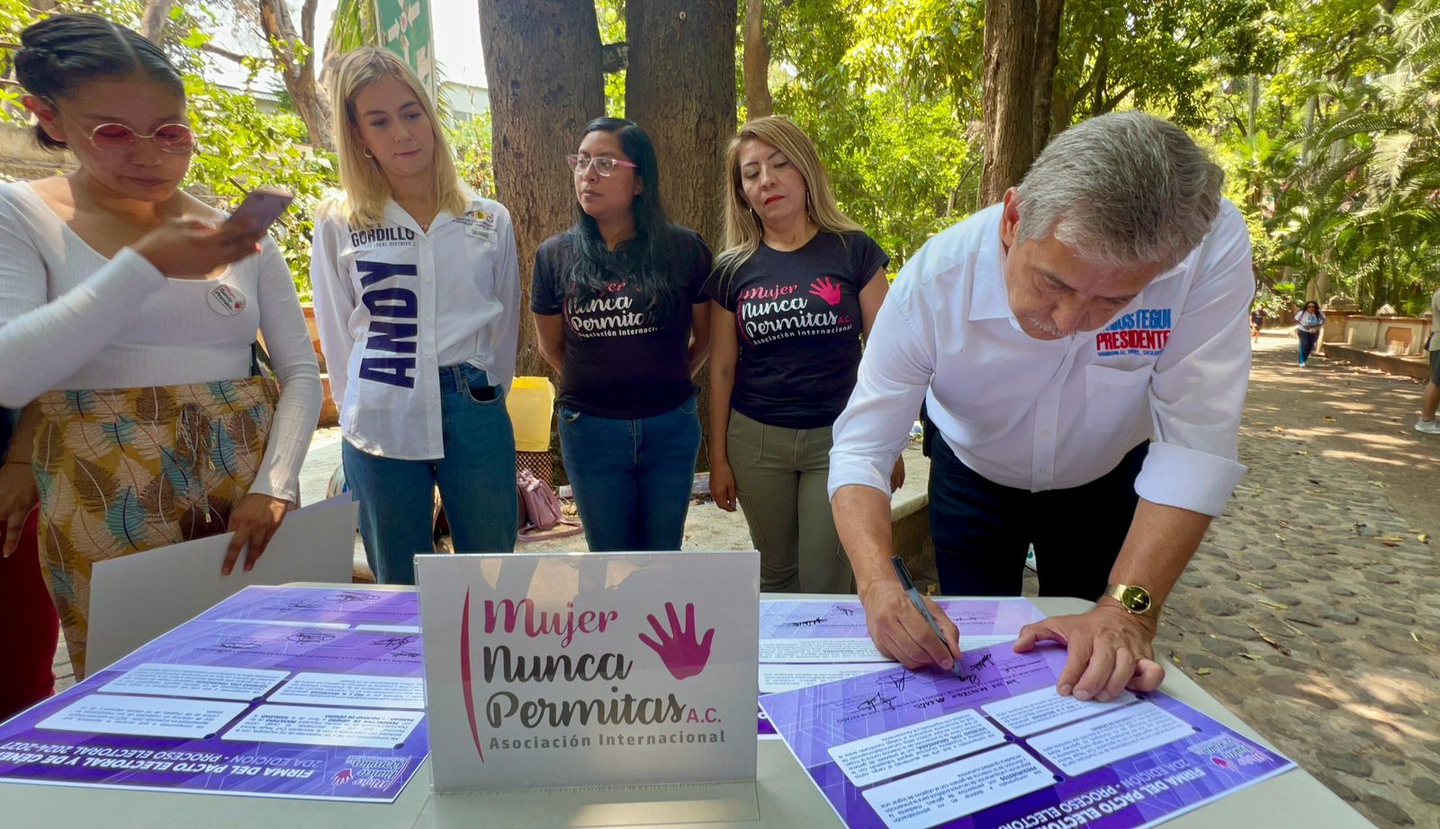 Urióstegui Salgado comprometido con las mujeres: Firma el Pacto Electoral y de Género por una sociedad más equitativa