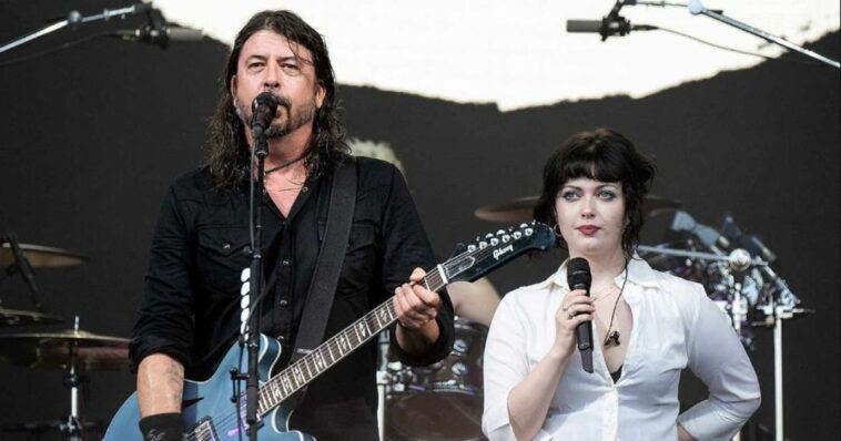 Hija del baterista de Nirvana causa polémica por usar lencería con la Virgen de Guadalupe