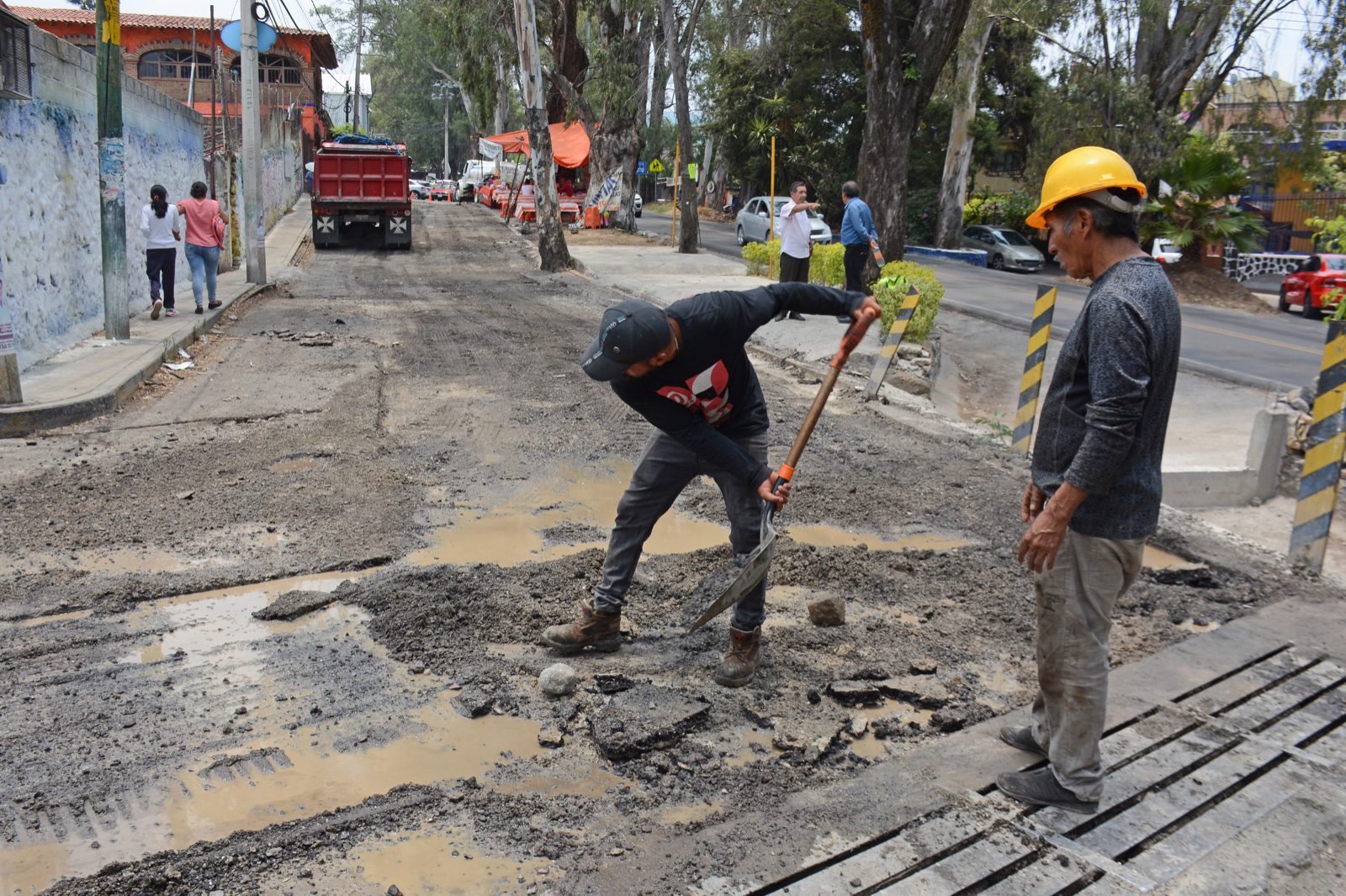 Continúan con reconstrucción de la calle Santa María Ahuacatitlán