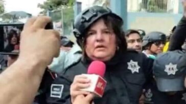 Alcaldesa de San Andrés se disfraza de policía para huir de manifestación