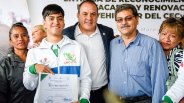 Cuauhtémoc Blanco y alumnos del CECyTe